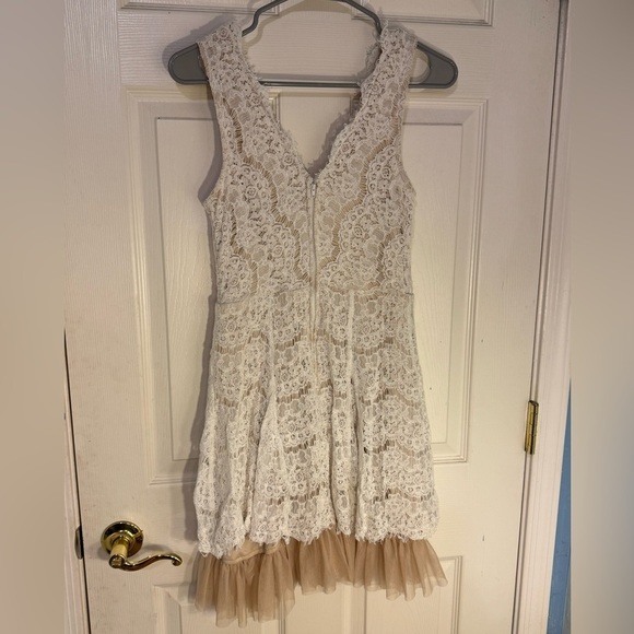 Trixxi Clothing Company Lace White and Cream Sleeveless Dress Size Medium - Picture 2 of 6